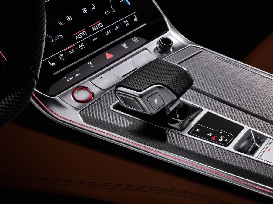 Детали интерьера Audi RS6 Avant (C8) 2019 года  (WW) (фото 30 из 46)